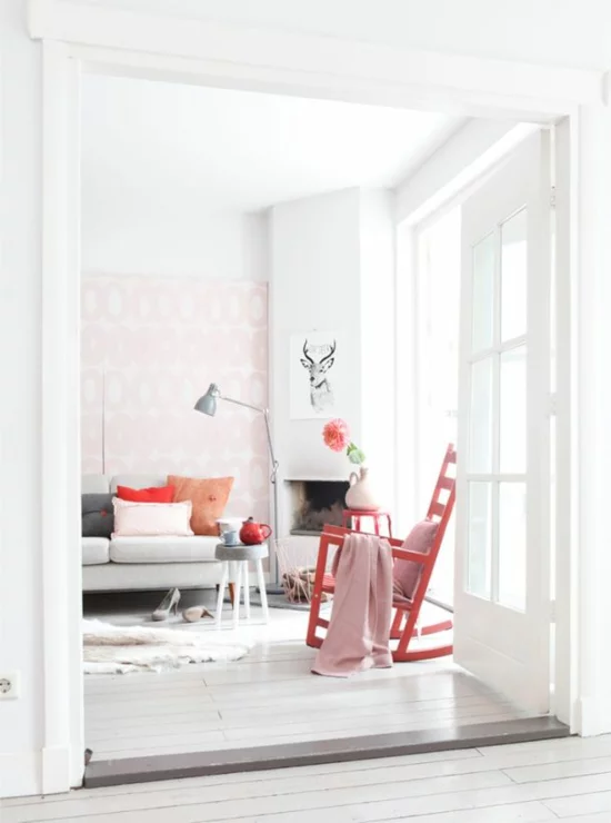 farbideen wohnzimmer möbel schaukelstuhl wandtapeten muster hellrosa