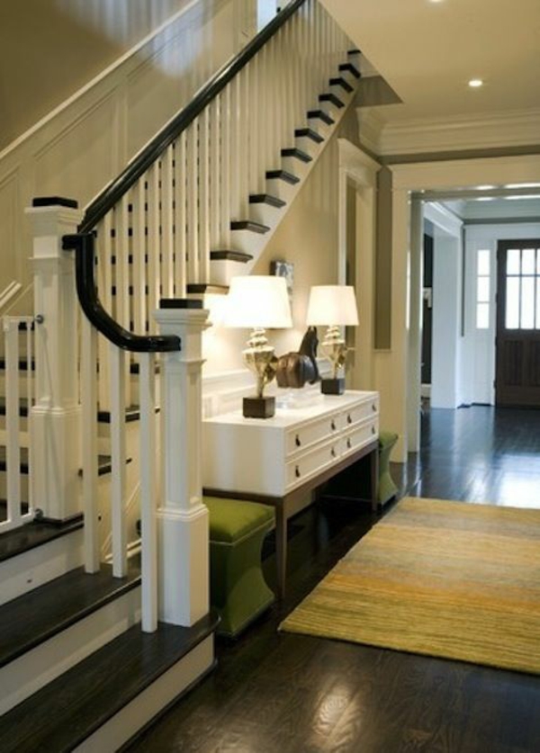 flur wohnideen treppe  bedienungstisch 2 lampen teppich grüne 