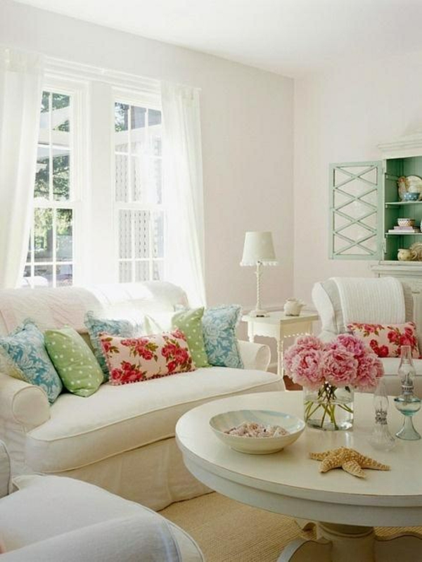  ambiente helle wände mobiliar bunt wurfkissen wandfarben wohnzimmer