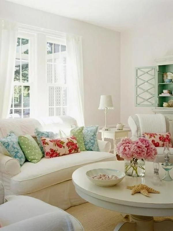  ambiente helle wände mobiliar bunt wurfkissen wandfarben wohnzimmer
