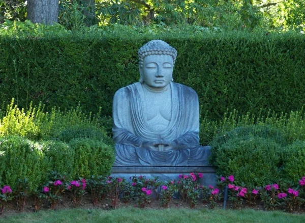 gartenfigur asia deko Buddha Figuren im Garten
