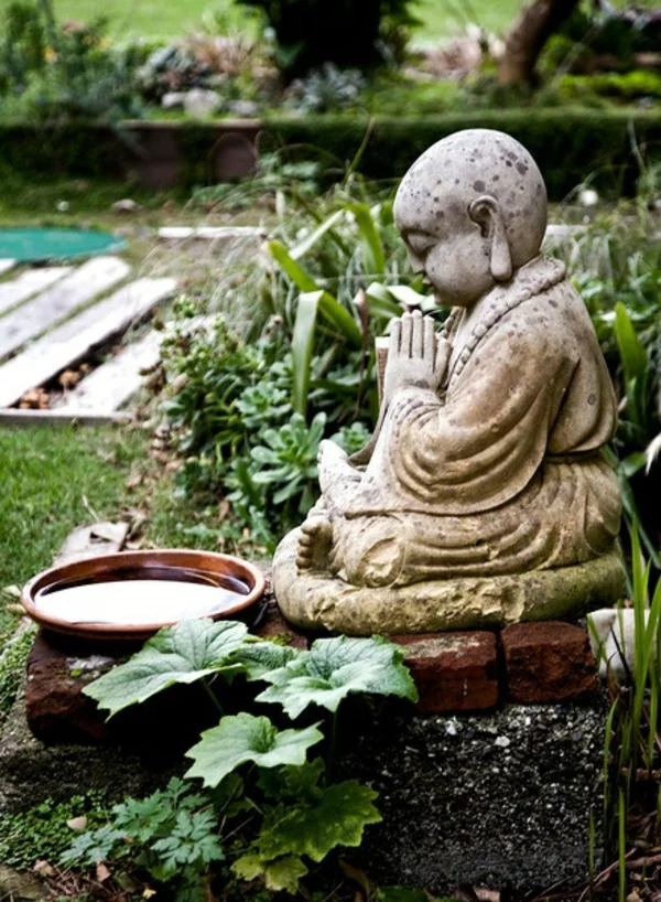 gartengestaltung kunst buddha statue Buddha Figuren im Garten