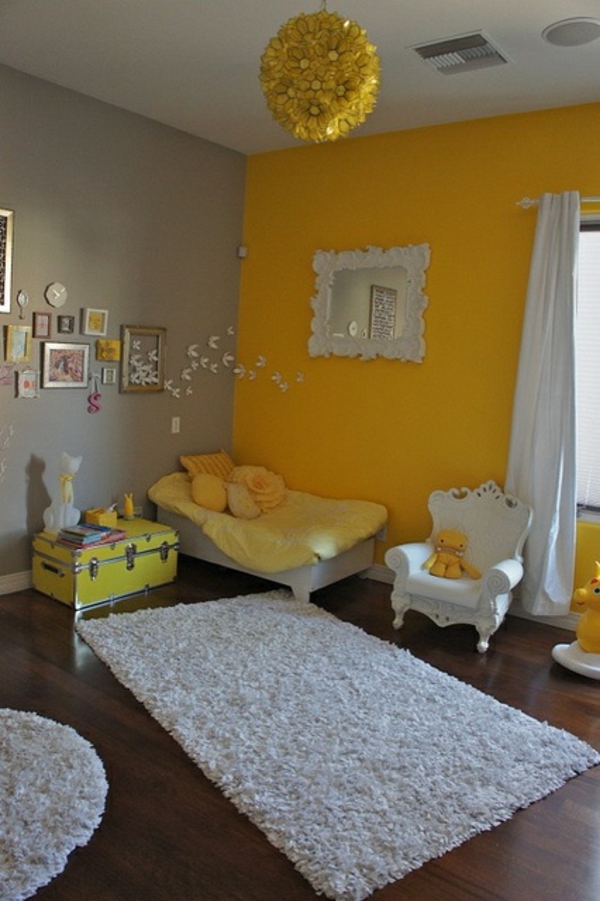 gelbe elemente im kinderzimmer weißer teppich bett 