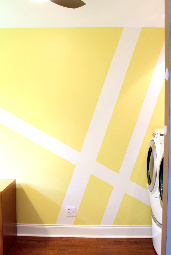 geometrische muster als wanddekoration streifen weiß auf gelb