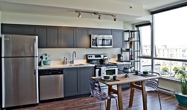 grau neutral küche holz esstisch stühle küchenschränke kühlschrank modern