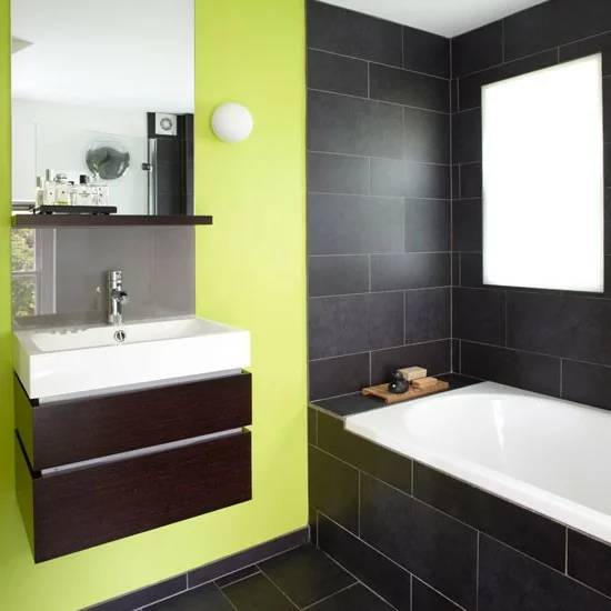 grün frisch schwarz fliesen badeinrichtung eingebaut badewanne