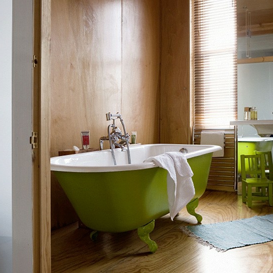 grüne badewanne stuhl holz wandgestaltung Modernes Bad