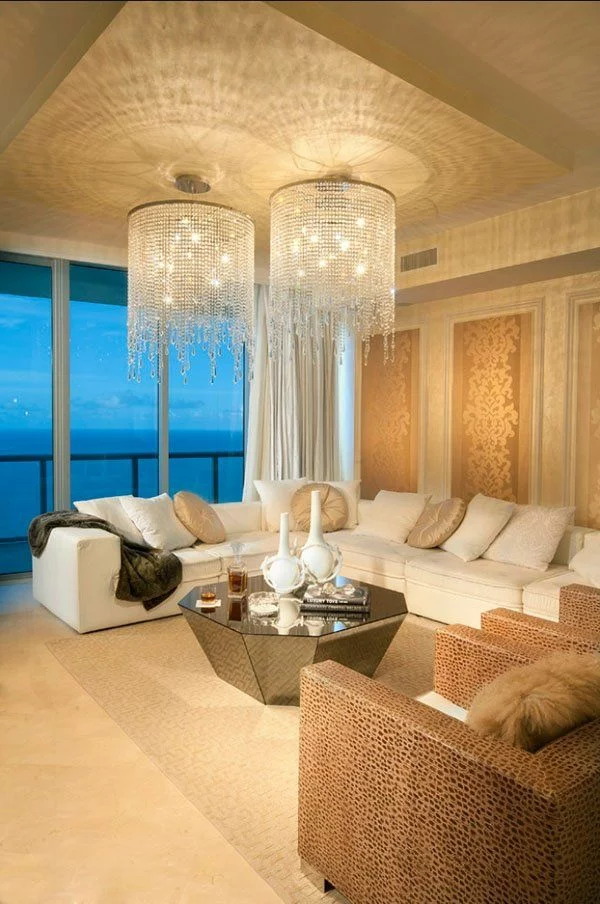 helles wohnzimmer einrichten 2 kronleuchter aus glas sofa 