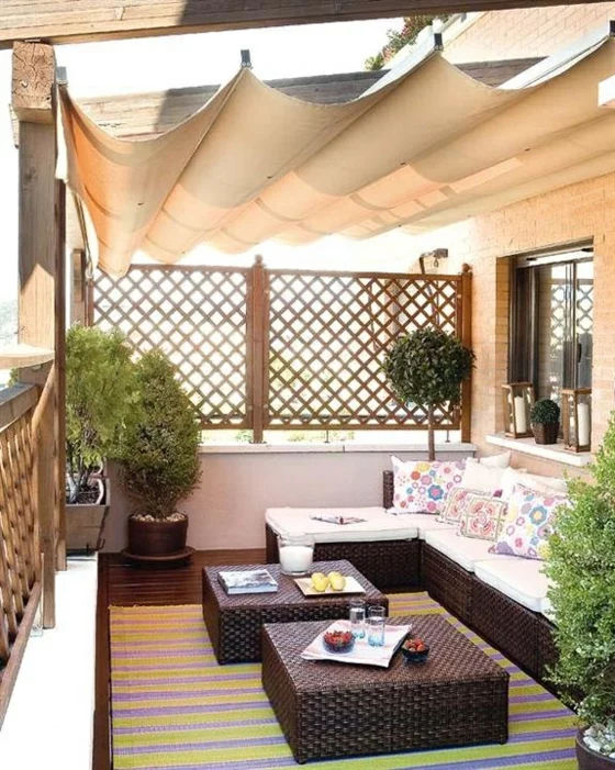holzfliesen auf dem balkon ideen für terrassengestaltung tarrassenmöbel aus rattan sonnenschutz