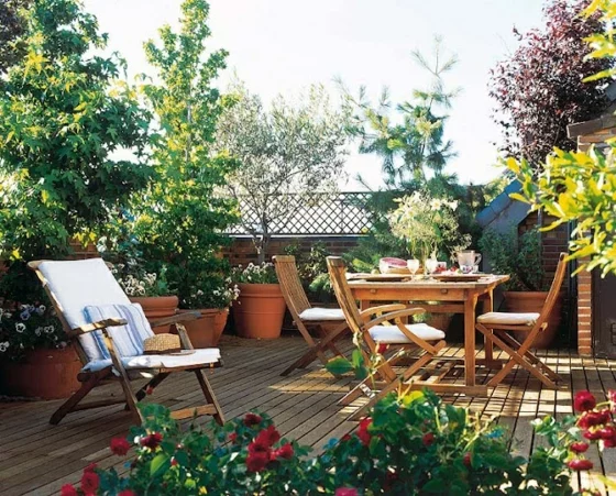 ideen für terrassengestaltung holzboden holzdielengartenmöbel pflanzen klappstühle