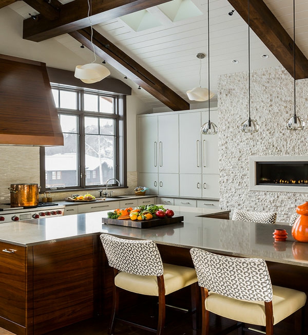 Ein Industrieller Edelstahltisch bietet moderne Eleganz