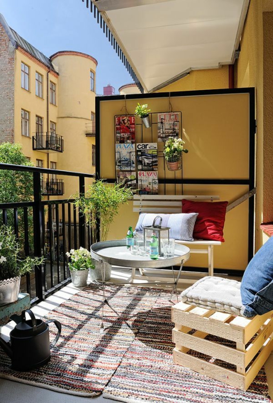 kleine terrasse terrassengestaltung ideen platzsparende möbel aus paletten läufer