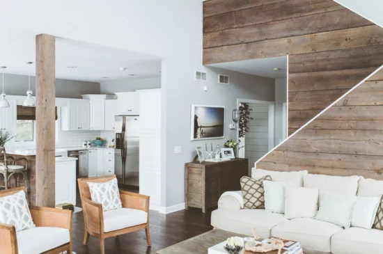 küche und wohnzimmer gestalten sofa wohnideen im landhausstil holzbalke wände aus holz