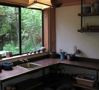 Japanisches Waldhaus aus wiederverwendeten Materialien errichtet