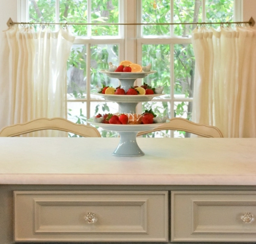 Küchenvorhänge dienen als Sonnenschutz und peppen Ihre Küche auf