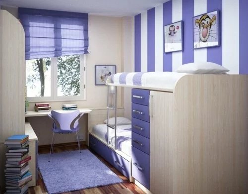 Kinderzimmer mit gestreiften Tapeten in Weiß und Lila 