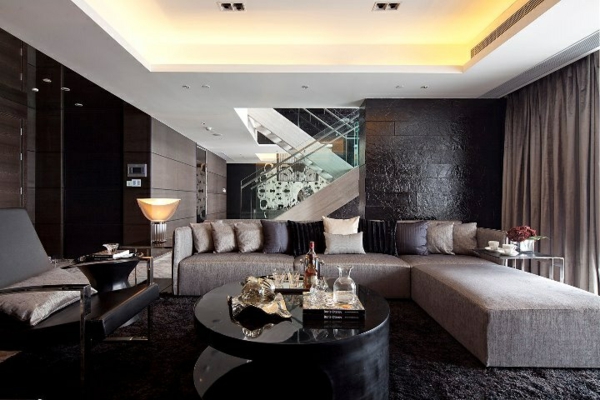 luxus wohnzimmer dunkle farben graues sofa dekokissen 