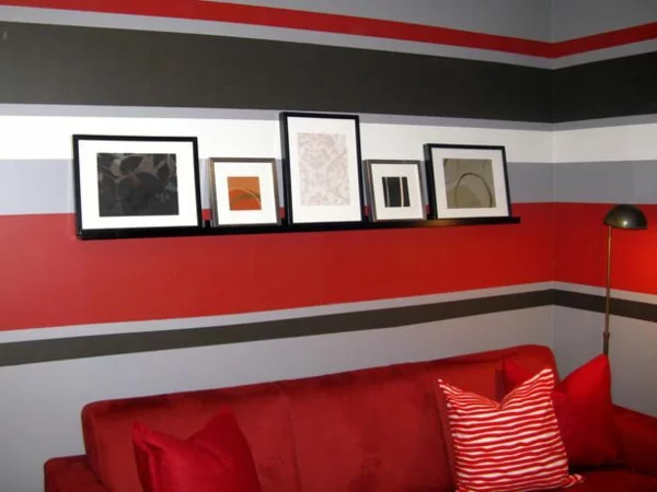 mehrfarbige horizontale streifen im wohnzimmer rotes sofa 