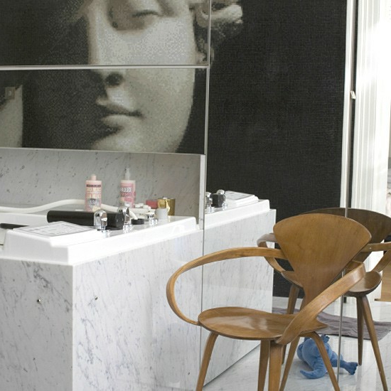 modern marmor badezimmer holz stuhl kunst