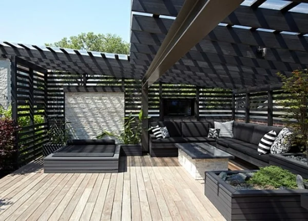 moderne terrassengestaltung tisch designideen dekokissen sitzecke