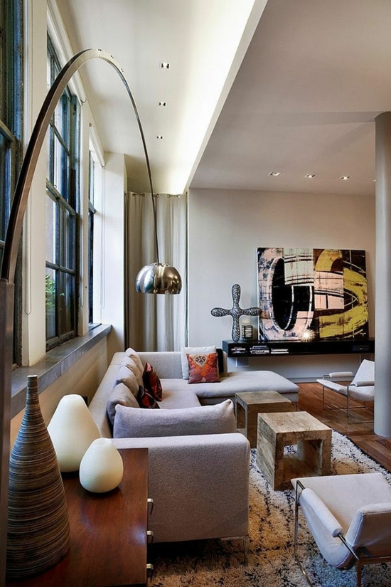modern wohnzimmer gestalten bodenlampe designer möbel kunstwerk wanddeko