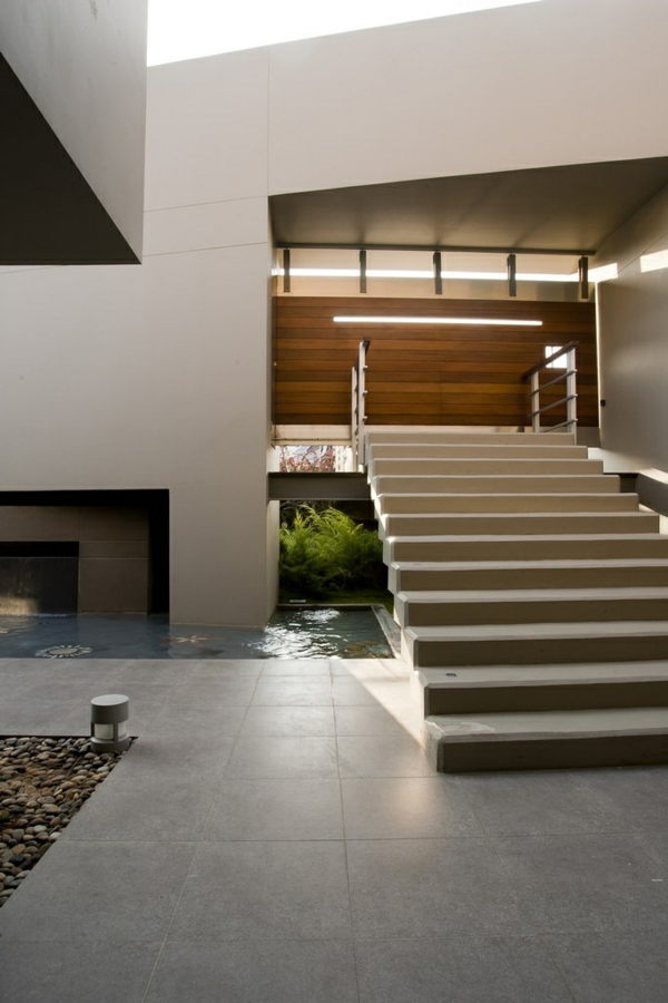 moderne gerade treppe über dem pool gestalten