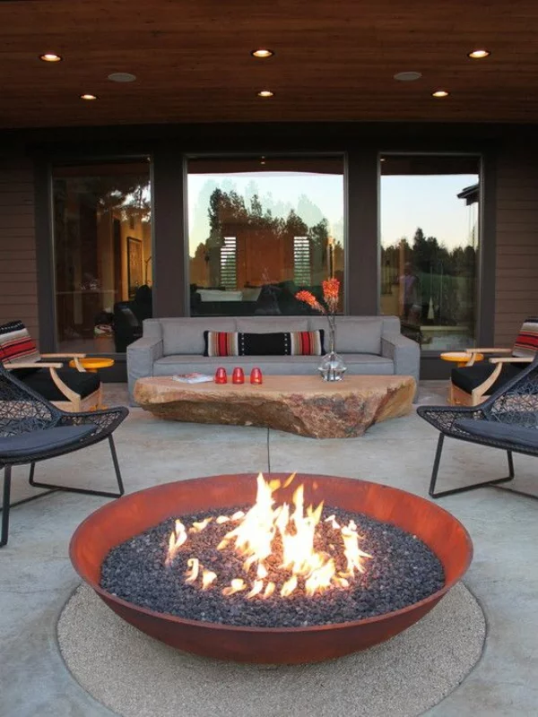 moderne terrassengestaltung breiter raum feuerstelle sofa dekoideen