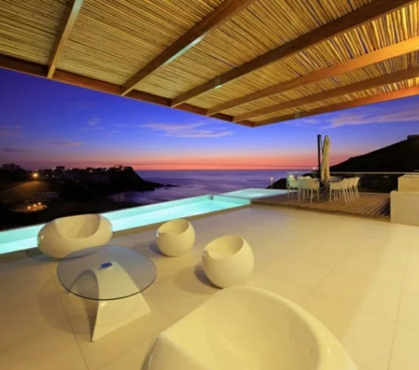 moderne terrassengestaltung futuristisch hocker pool sitzecke