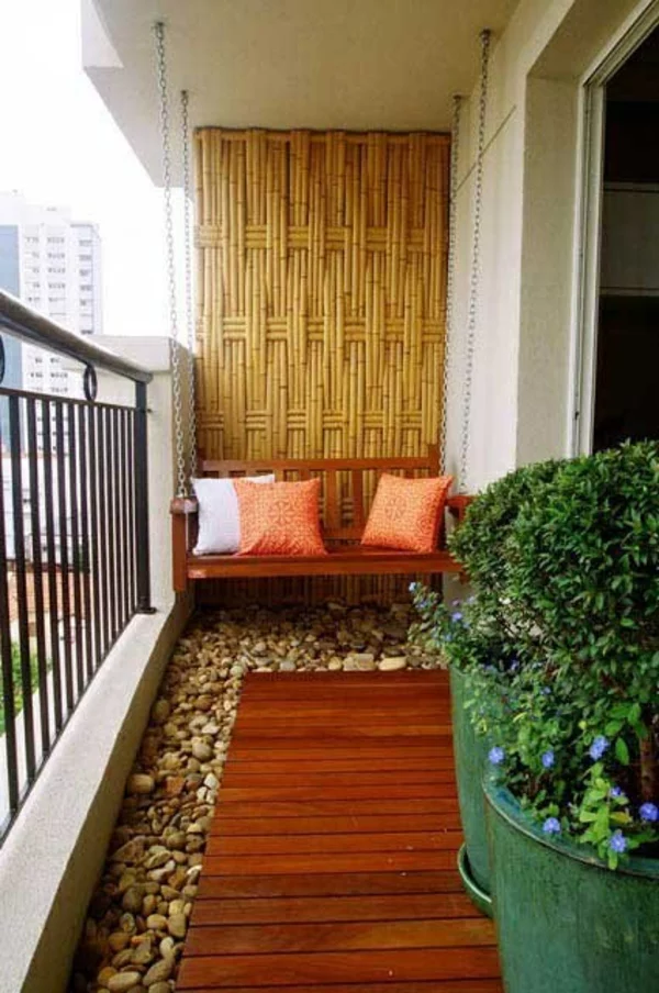 moderne terrassengestaltung kieselsteine holz bodenbelag sitzecke kissen pflanzen