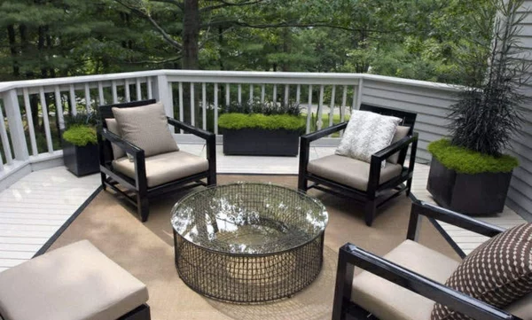 moderne terrassengestaltung tisch designideen dekokissen pflanzen sessel