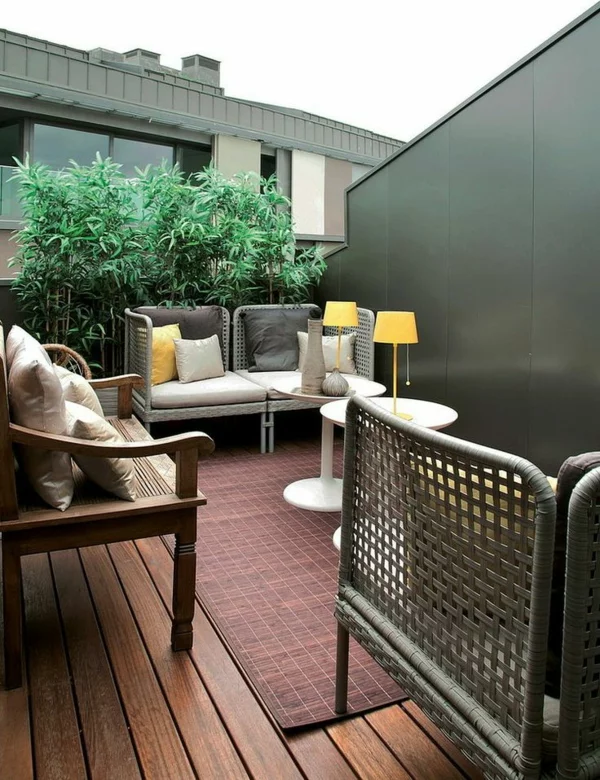 moderne terrassengestaltung wohnideen tische gelbe lampen terrassenmöbel