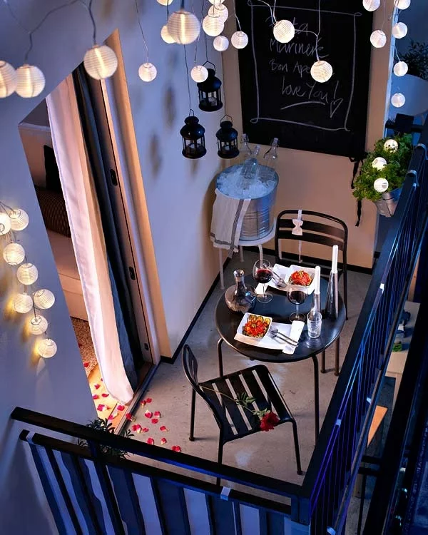 moderner balkon schick beleuchtung tisch stühle