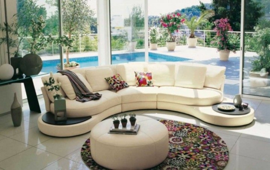 modernes wohnzimmer einrichten modular sofa glaswand blick pool