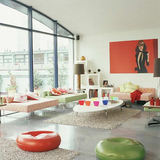 modernes wohnzimmer gestalten kunst wandgemälde glaswand licht farbe