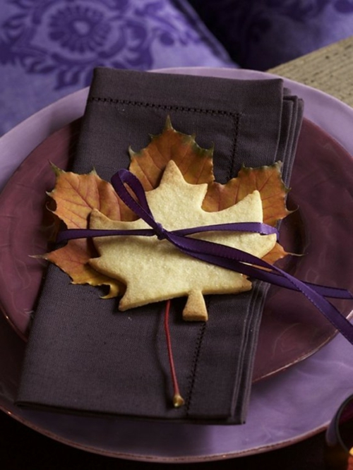 blätter herbst tischdeko originell lila farben Ideen für Tischdeko im Herbst
