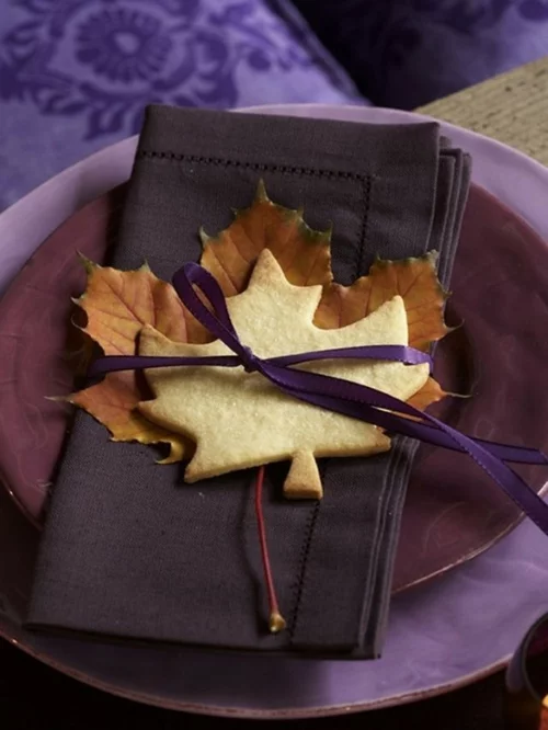 blätter herbst tischdeko originell lila farben Ideen für Tischdeko im Herbst