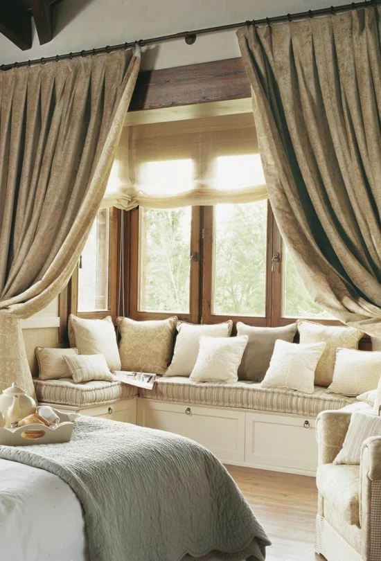 romantisches-schlafzimmer-fensterbank-einbauen-entspannungsecke-gardinen-vorhang