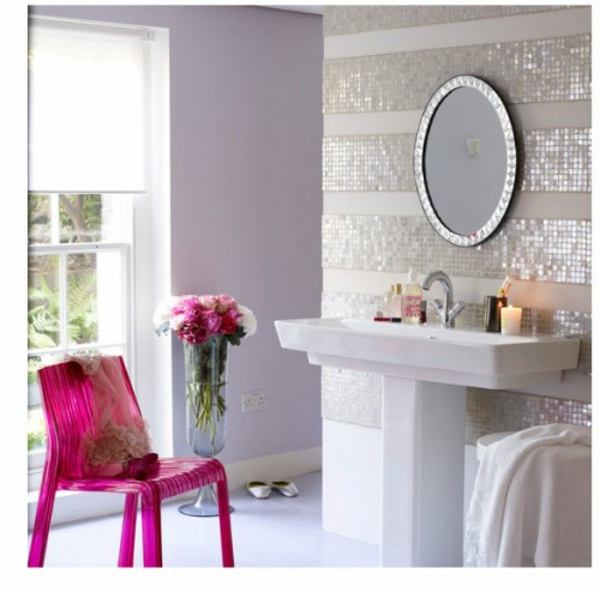 schein badezimmer fliesen möbel stuhl rosa wandspiegel