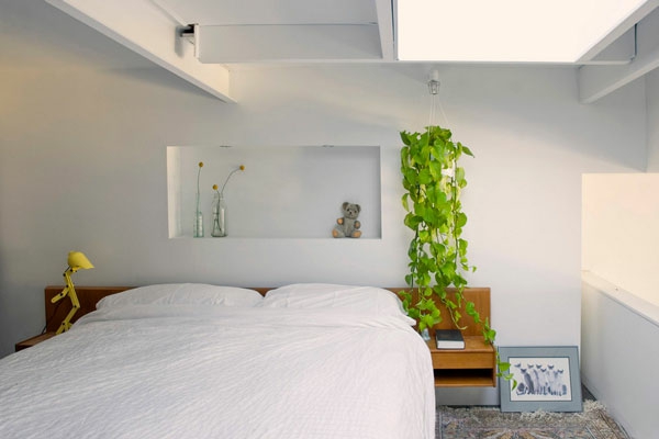 schlafzimmer hängepflanzen idee weiß wandgestaltung