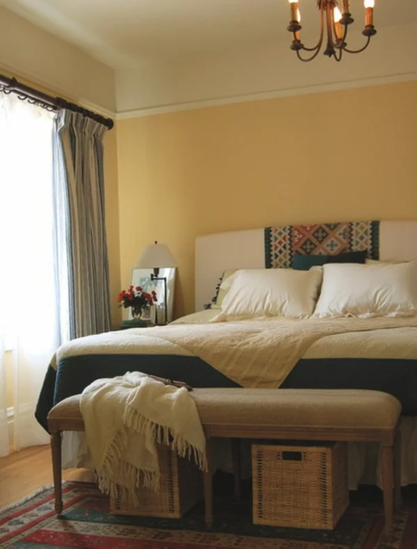 schlafzimmer wohnung einrichten lebendige texturen korbkiste bettwäsche
