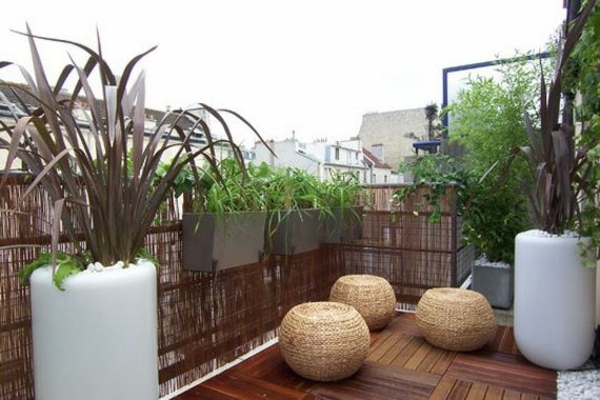 sichtschutz terrassseaus bambus holzfliesen verlegen rattan möbel