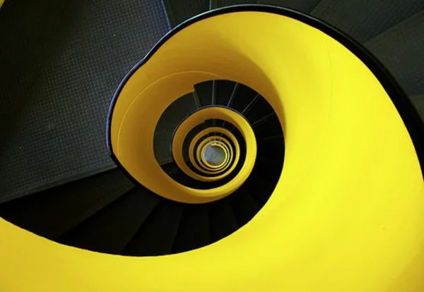 spiraltreppe gelb und schwarz
