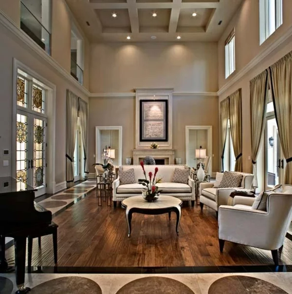 symmetrische gestaltung im wohnzimmer hohe decke sofa 
