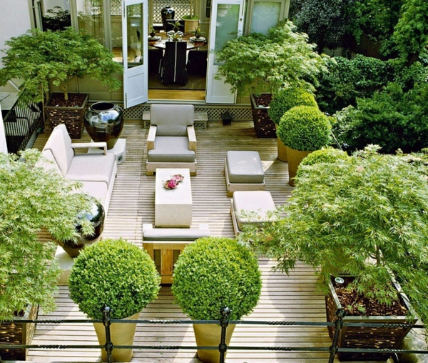 terrasse gestalten grüne pflanzen sitzecke
