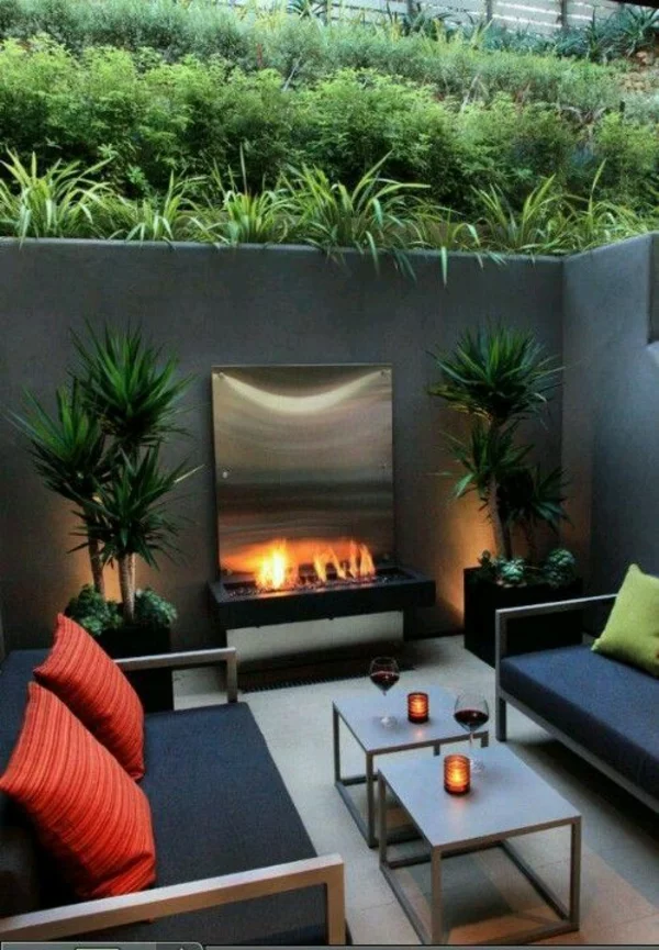 terrasse gestalten sofa tisch feuerstelle pflanzen