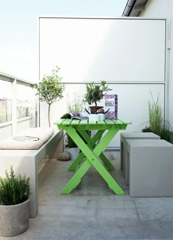 terrassengestaltung ideen außenmöbel esstisch in grün sichtschutz balkon
