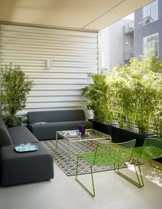 terrassengestaltung ideen außenmöbel sofa stühle couchtisch teppichbodensichtschut pflanzen