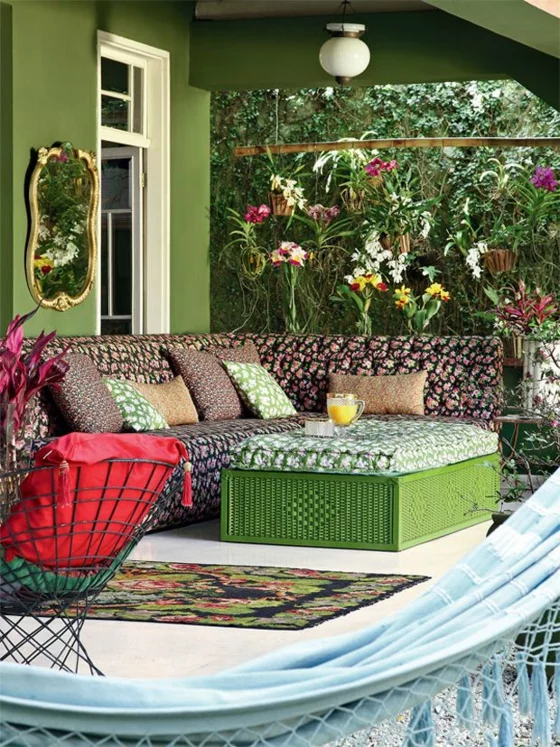 terrassengestaltung ideen gartenmöbel hängematte veranda pflanzen sichtschutz