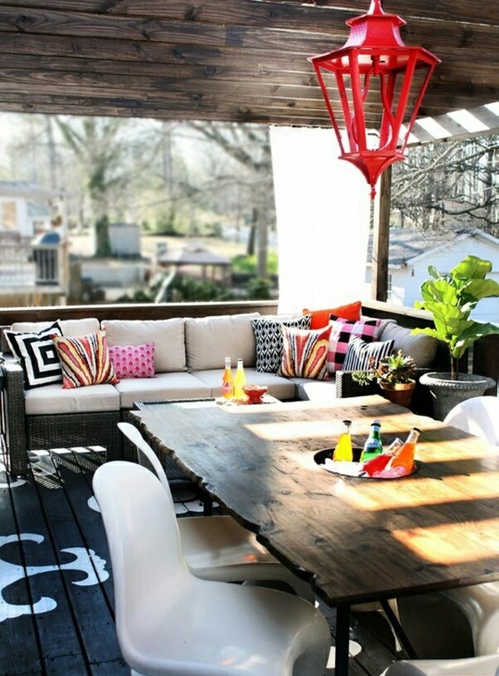terrassengestaltung ideen korbmöbel sofa acrylstühle holztisch holzboden holzterrasse