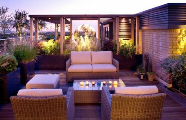 terrassengestaltung modern lila rattanmöbel kerzen
